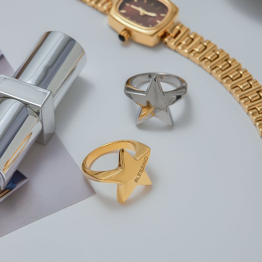 Minimalistische Ringe aus Edelstahl in Goldfarbe mit Stern Bild4