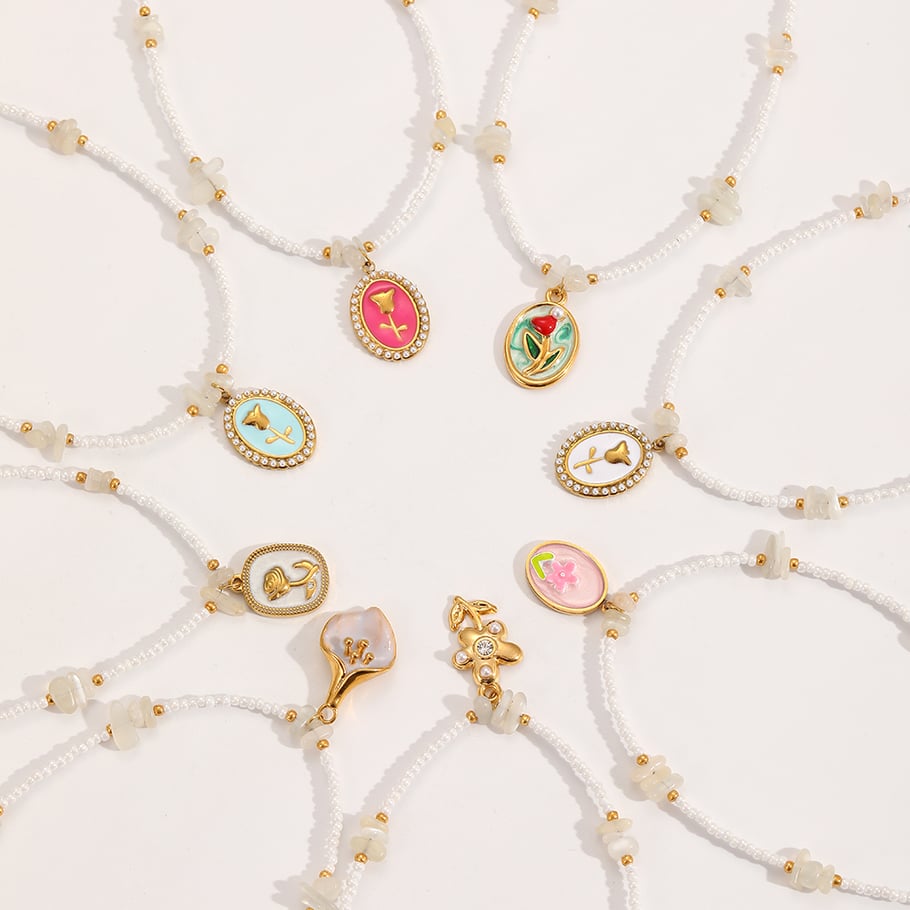 Collares colgantes de acero inoxidable color dorado con flores románticas Imagen4