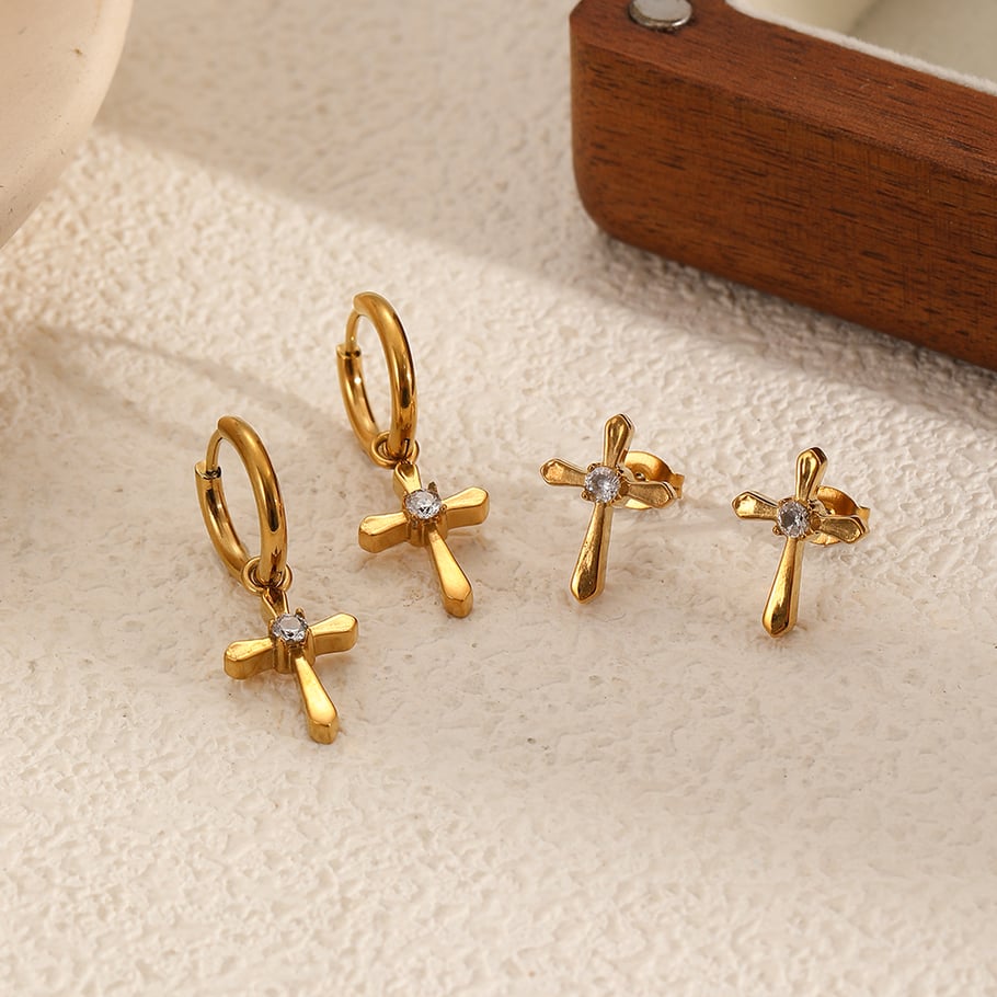 Ohrstecker mit Kreuz aus Edelstahl in Goldfarbe Bild3