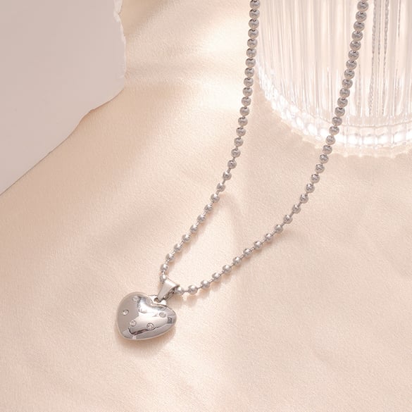 Colliers pendentifs minimalistes en acier inoxydable couleur argent pour femmes avec cœur 2