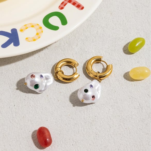 1 Paar bunte asymmetrische Ohrringe aus Edelstahl in Goldfarbe für Damen