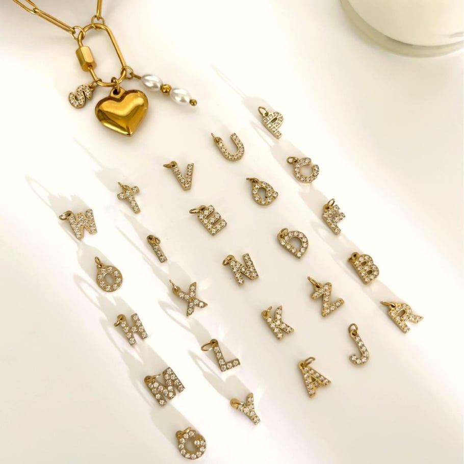 Collana con ciondolo a forma di lettera in acciaio inossidabile color oro con strass, 1 pezzo Immagine2