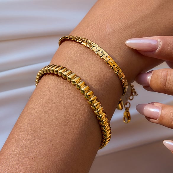 1 Stück einfache Manschettenarmbänder aus Edelstahl in Goldfarbe für Damen