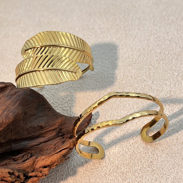 1 Stück Armreif aus goldfarbenem Edelstahl