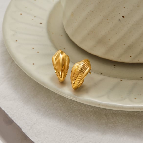 1 Pair Elegant Shell Stainless Steel Gold Color Women's Stud Earrings 2