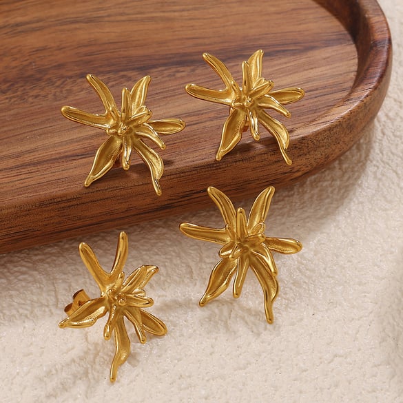 1 Paar Ohrstecker aus Edelstahl in Blumenform, goldfarben 2