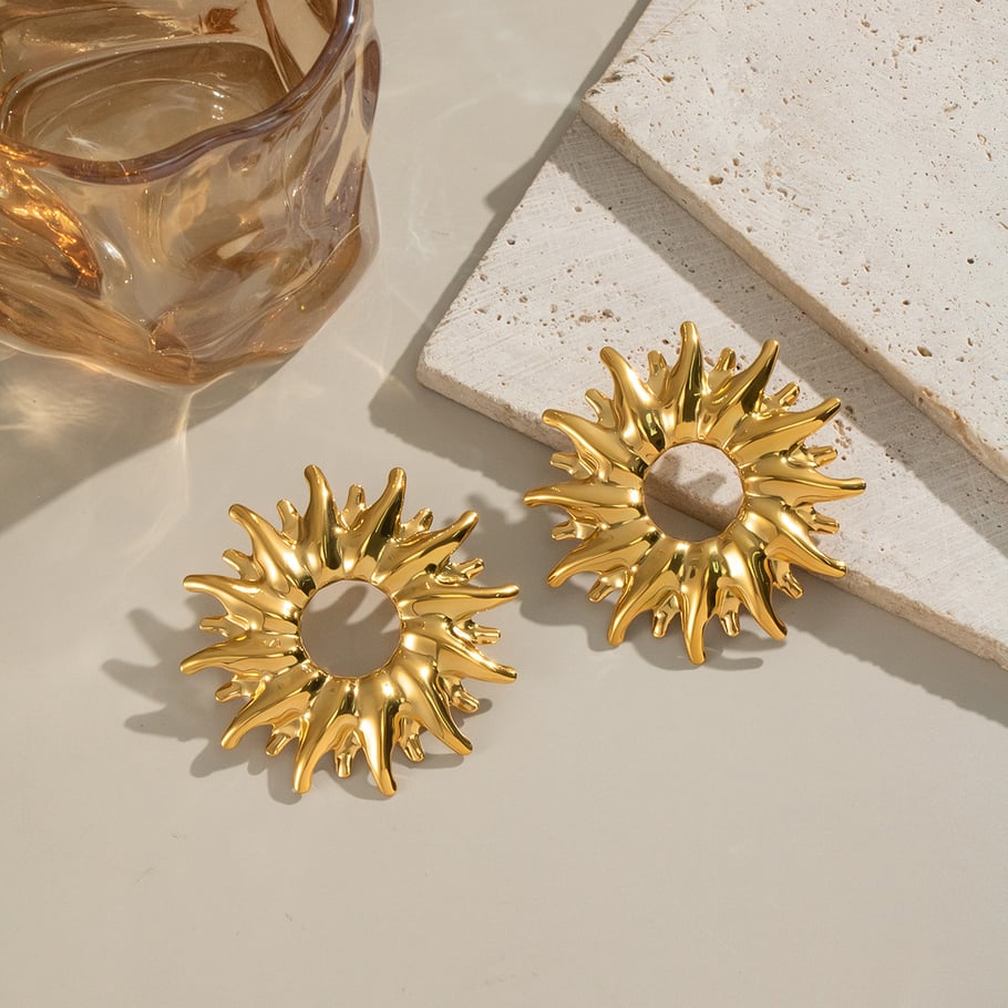 1 paio di orecchini a bottone color oro in acciaio inossidabile a forma di sole Immagine2
