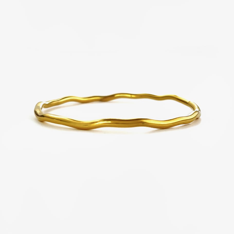 1 brazalete sencillo de acero inoxidable color dorado. Imagen2