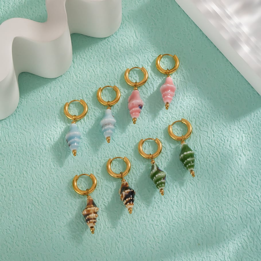 1 paio di orecchini pendenti in acciaio inossidabile color oro con conchiglia in ceramica Immagine2