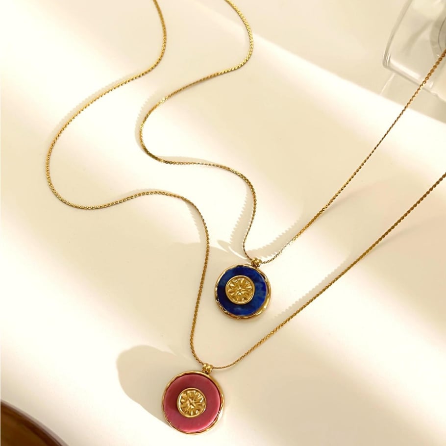 1 collar con colgante de piedra natural de color dorado y acero inoxidable. Imagen5