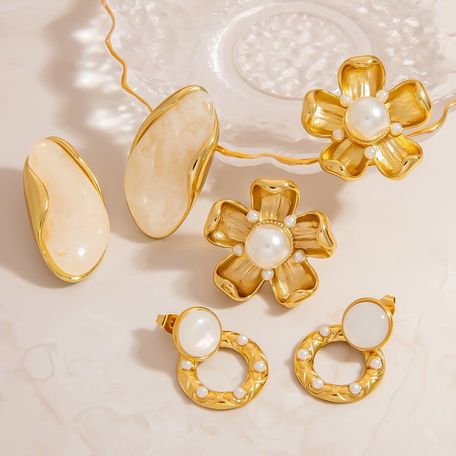 1 paio di orecchini a bottone in acciaio inossidabile color oro con fiore romantico Immagine3