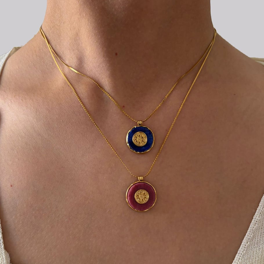 1 collar con colgante de piedra natural de color dorado y acero inoxidable. Imagen3