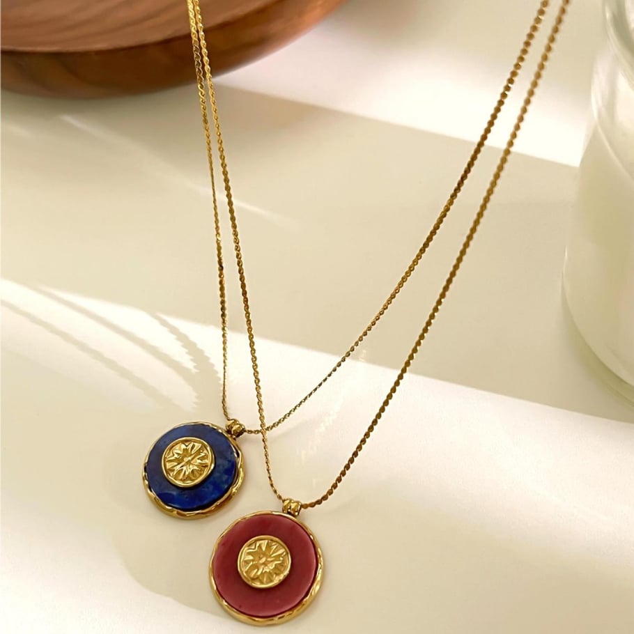 1 collar con colgante de piedra natural de color dorado y acero inoxidable. Imagen4