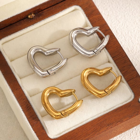 1 par de pendientes de aro de acero inoxidable con forma de corazón en color dorado 2