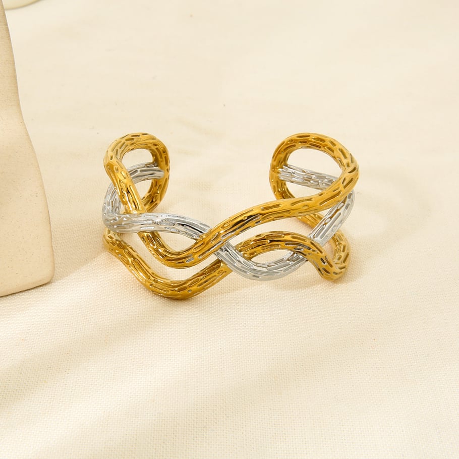 Brazalete de acero inoxidable para mujer con diseño de ondas huecas h5Imagen3