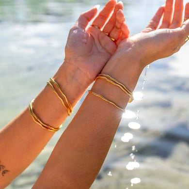 1 brazalete sencillo de acero inoxidable color dorado. h5 Imagen3