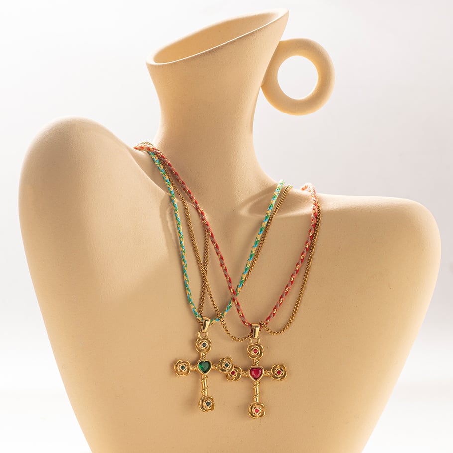 1 pezzo di collana con ciondolo a forma di croce retrò in acciaio inossidabile color oro Immagine4