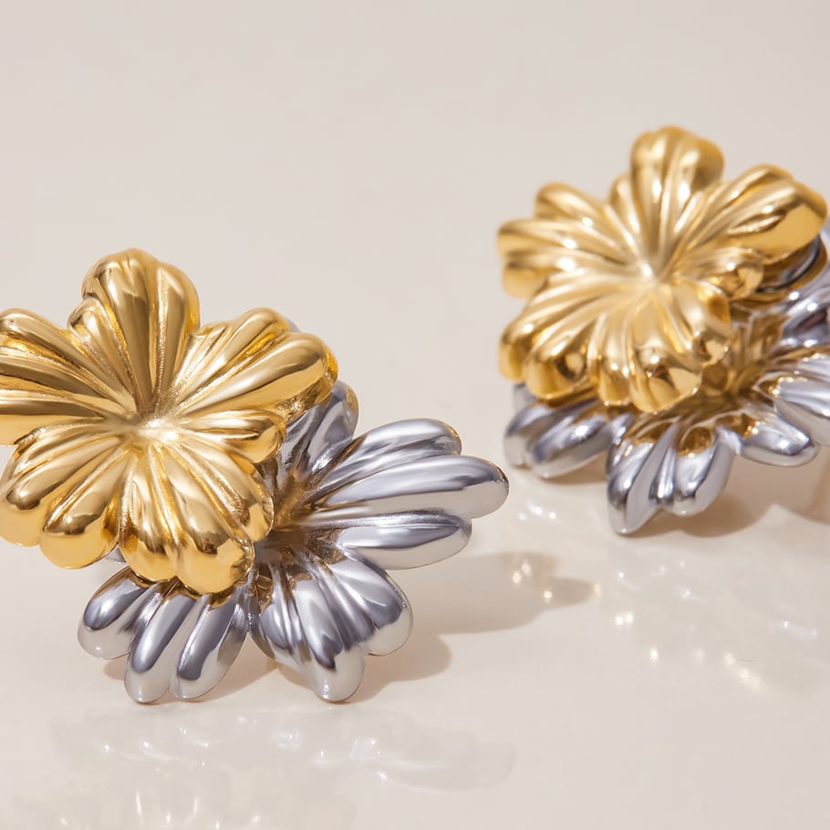 1 par de pendientes de botón de acero inoxidable dorados con diseño de flores de la serie clásica para mujer Imagen5