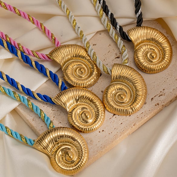 1 pezzo di collana con ciondolo a forma di buccino in acciaio inossidabile color oro 2