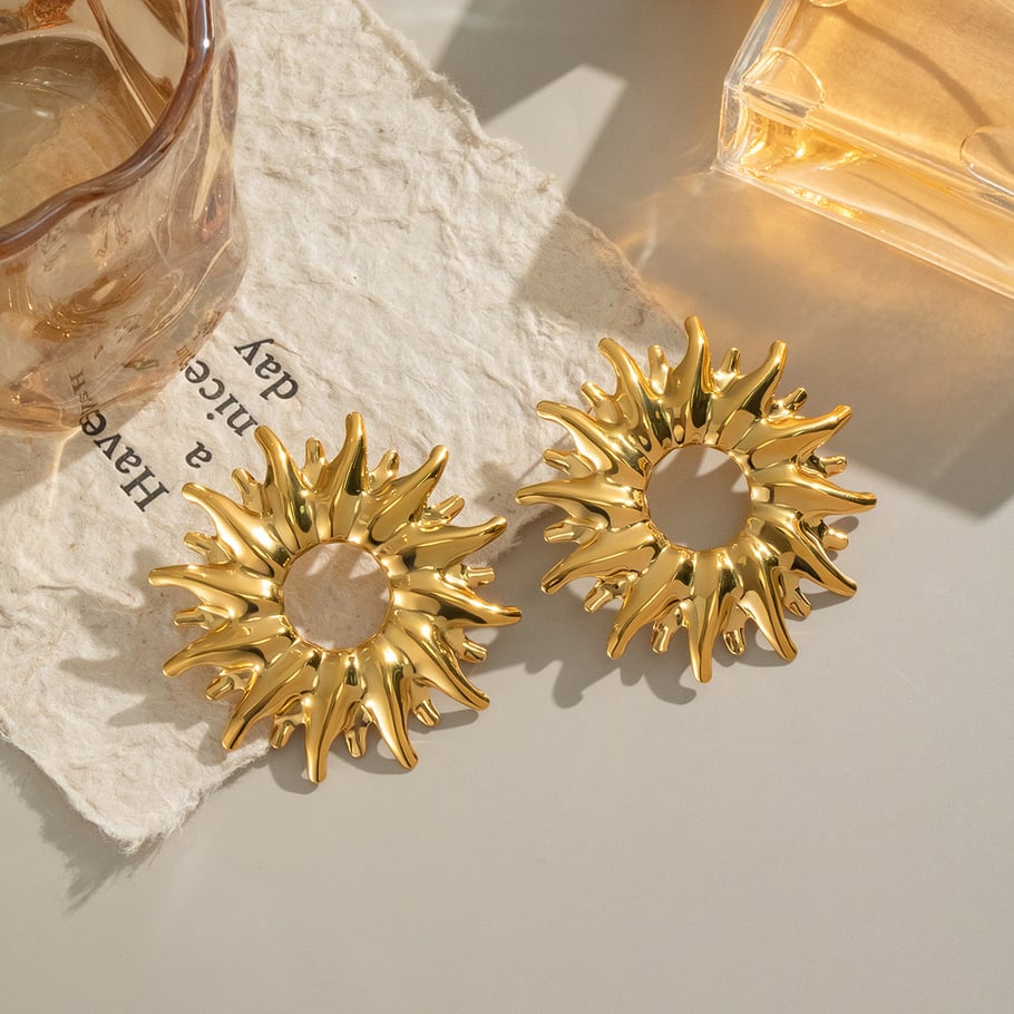 1 paio di orecchini a bottone color oro in acciaio inossidabile a forma di sole Immagine4