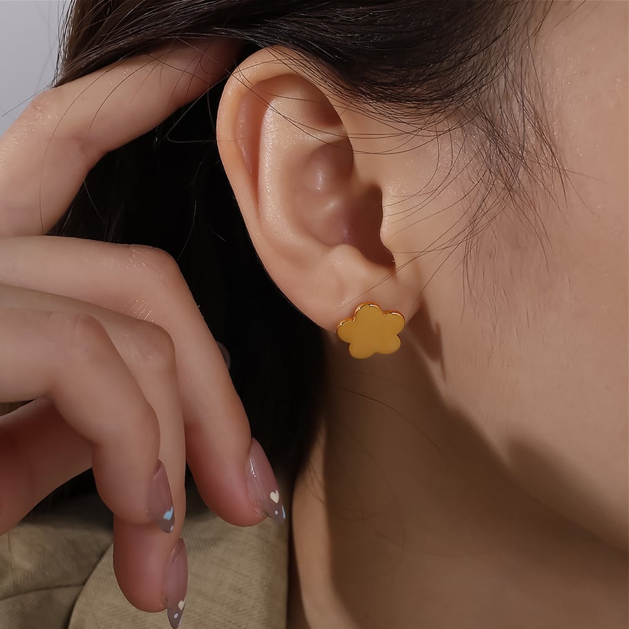1 Paar einfache Ohrstecker aus Edelstahl mit Blumenmotiv in Goldfarbe Bild4