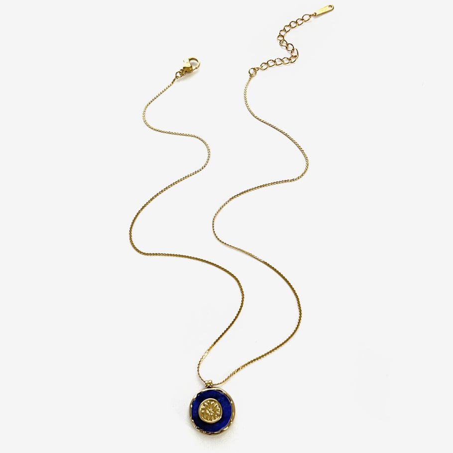1 collar con colgante de piedra natural de color dorado y acero inoxidable. 