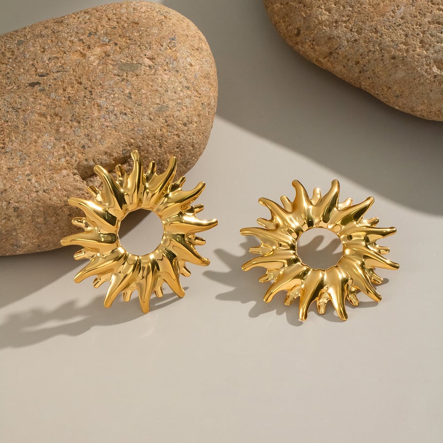 1 paio di orecchini a bottone color oro in acciaio inossidabile a forma di sole Immagine3