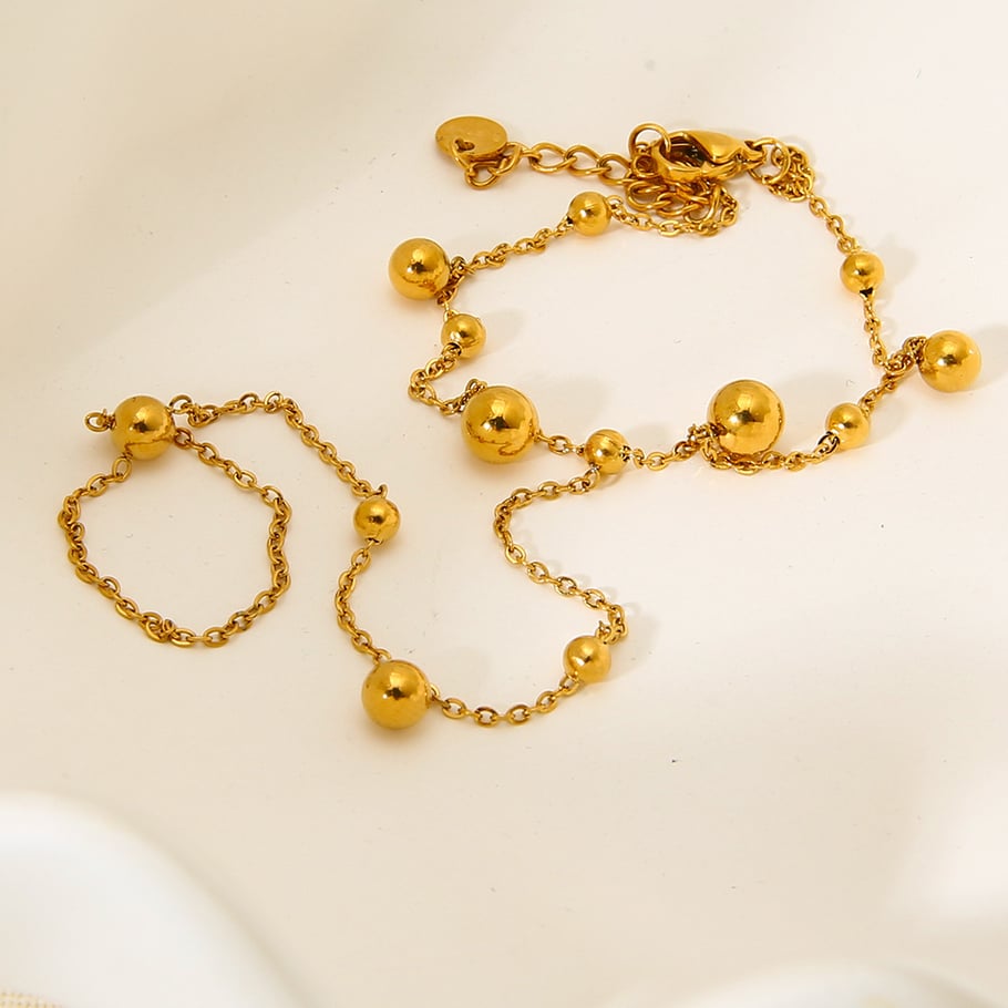 Pulsera de acero inoxidable color dorado con cierre de dedo. Imagen4