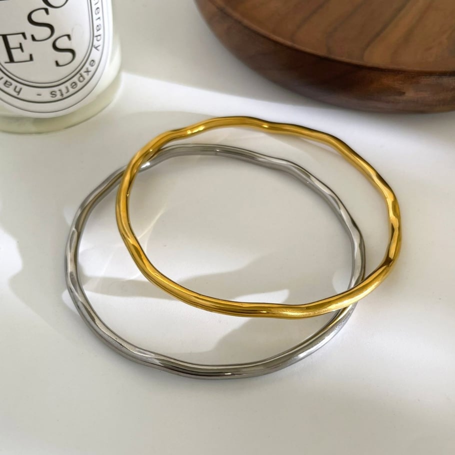 1 brazalete sencillo de acero inoxidable color dorado. Imagen4