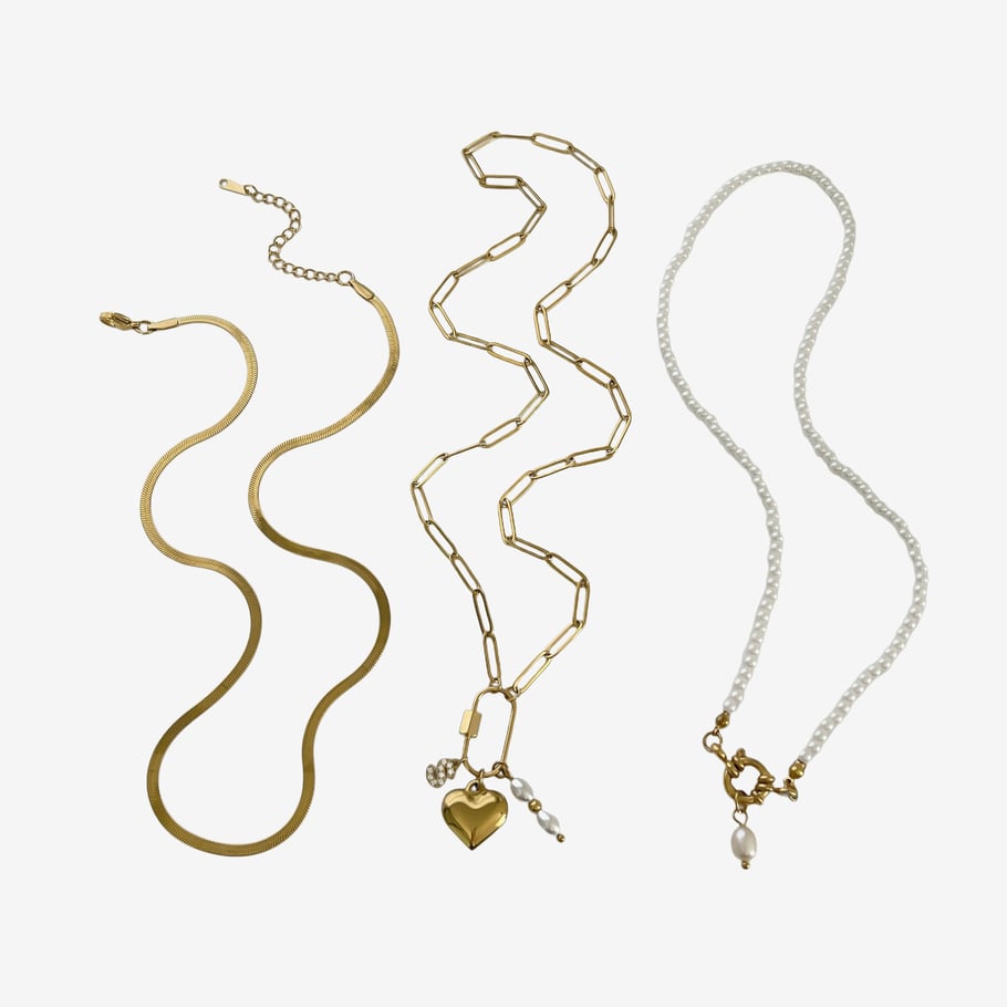 Collana con ciondolo a forma di lettera in acciaio inossidabile color oro con strass, 1 pezzo Immagine5