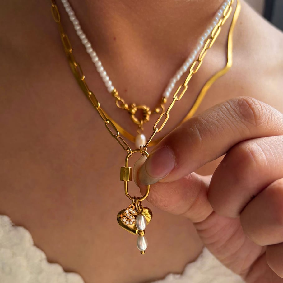 Collana con ciondolo a forma di lettera in acciaio inossidabile color oro con strass, 1 pezzo Immagine3