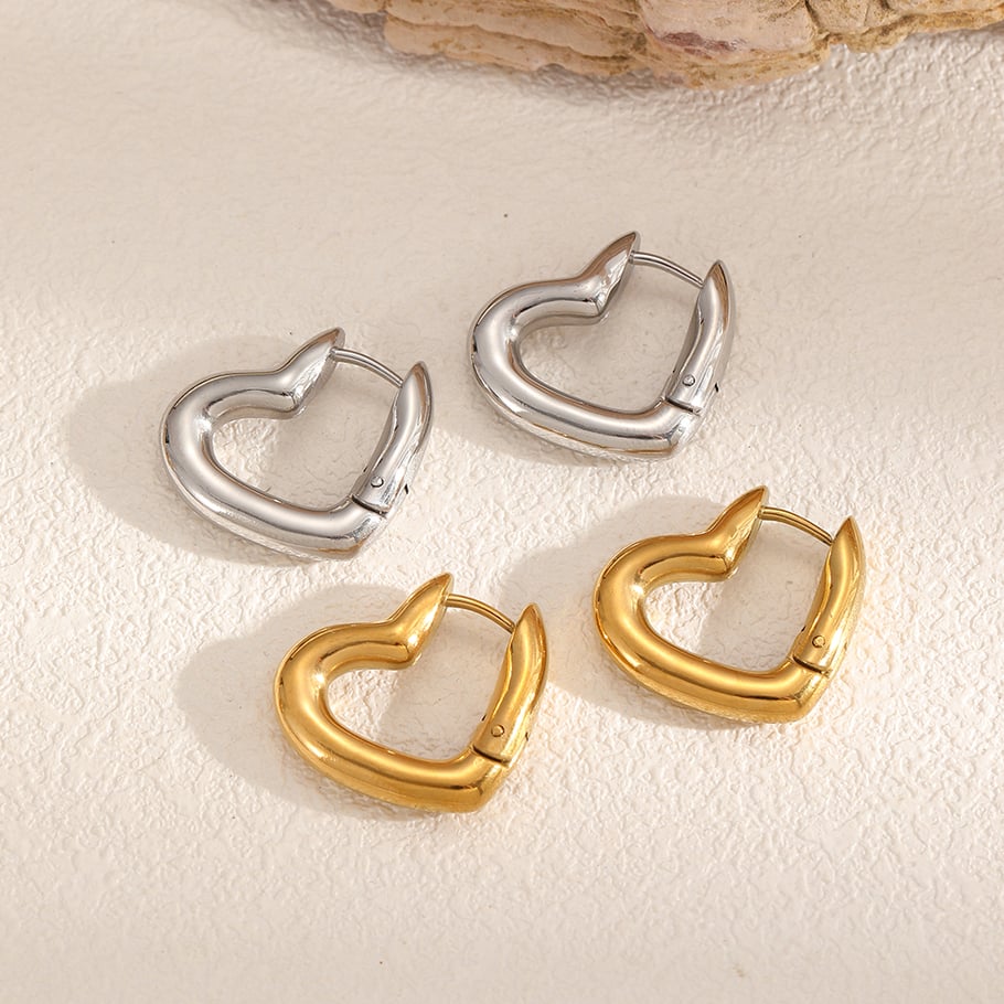1 par de pendientes de aro de acero inoxidable con forma de corazón en color dorado Imagen2