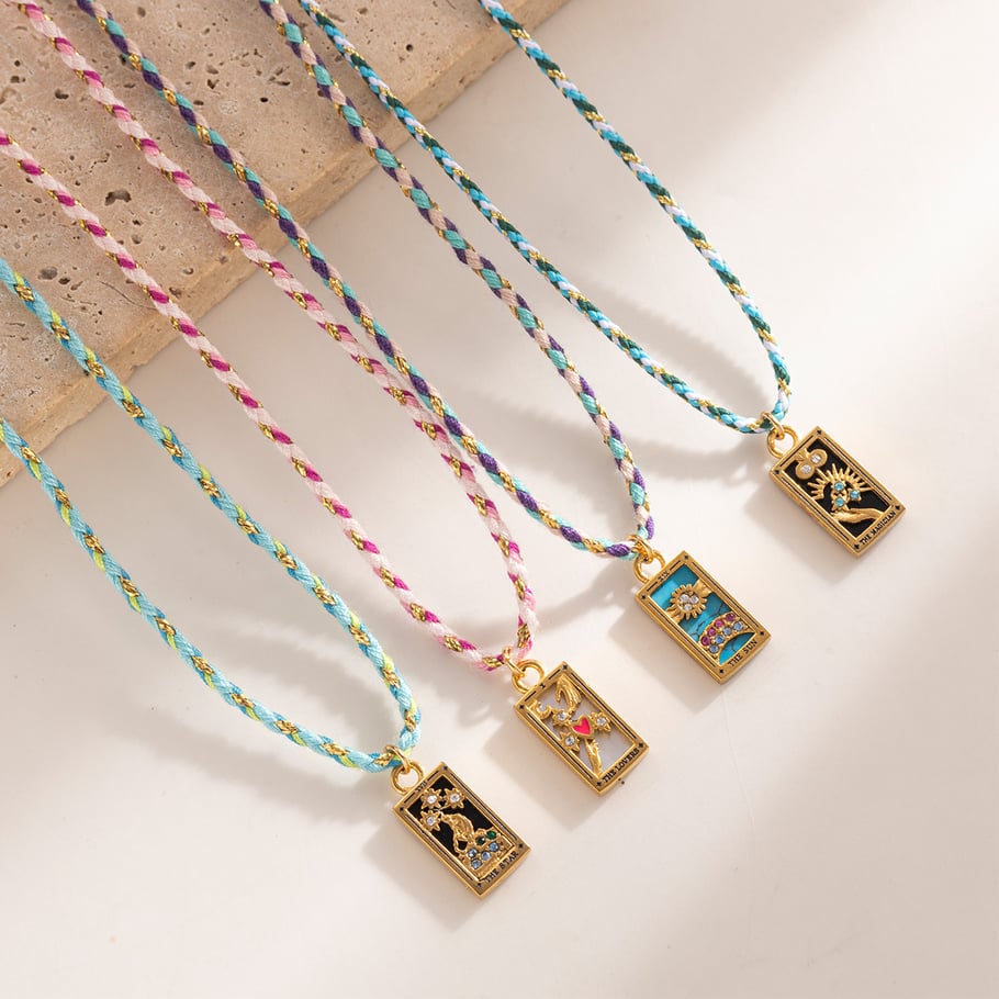 1 pezzo di collana con ciondolo retrò dei tarocchi in acciaio inossidabile color oro Immagine2