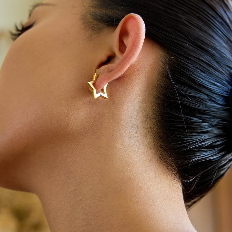 1 Paar Creolen aus Edelstahl der Simple Series mit klassischem Stern in Goldfarbe für Damen Bild3