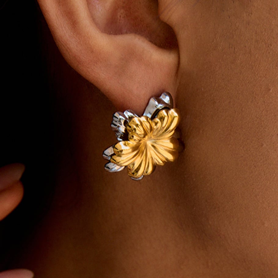 1 par de pendientes de botón de acero inoxidable dorados con diseño de flores de la serie clásica para mujer Imagen3