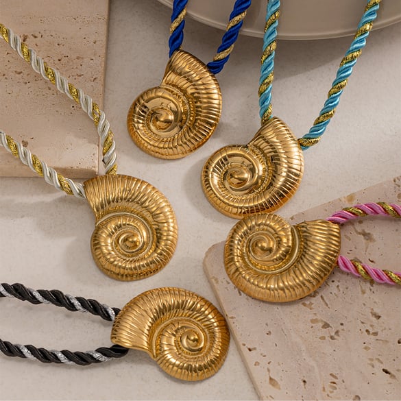 1 pezzo di collana con ciondolo a forma di buccino in acciaio inossidabile color oro