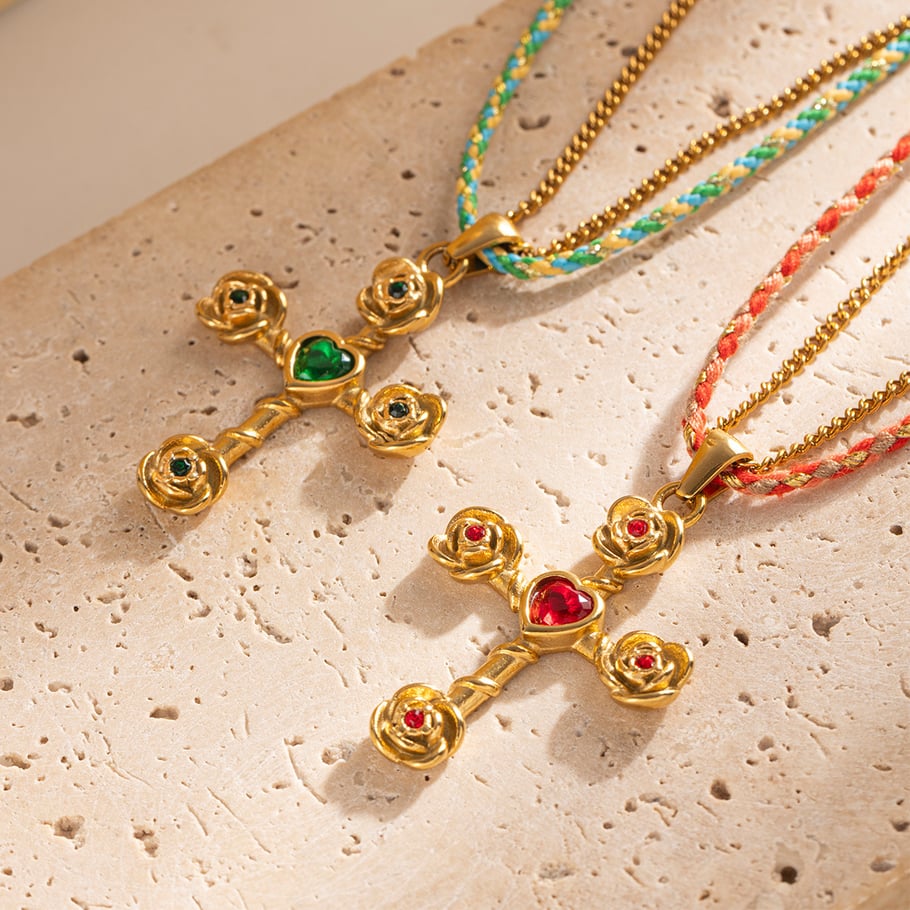 1 pezzo di collana con ciondolo a forma di croce retrò in acciaio inossidabile color oro Immagine2