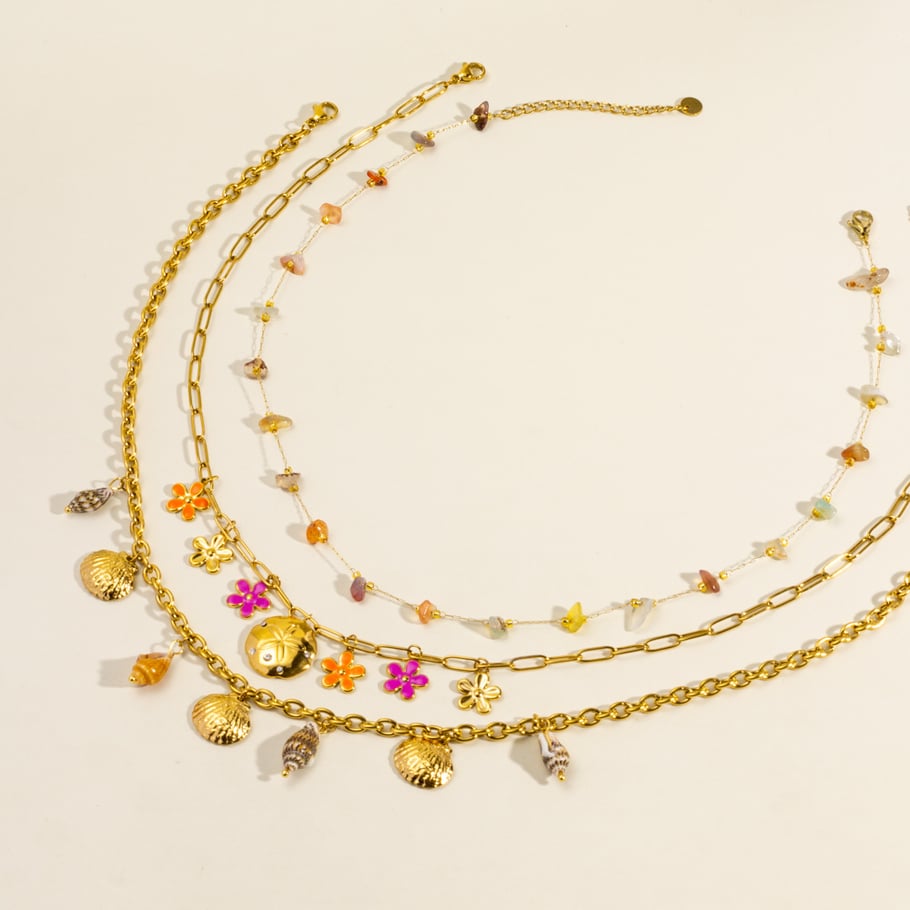 Eleganti collane con ciondolo a forma di fiore in acciaio inossidabile color oro da donna Immagine4