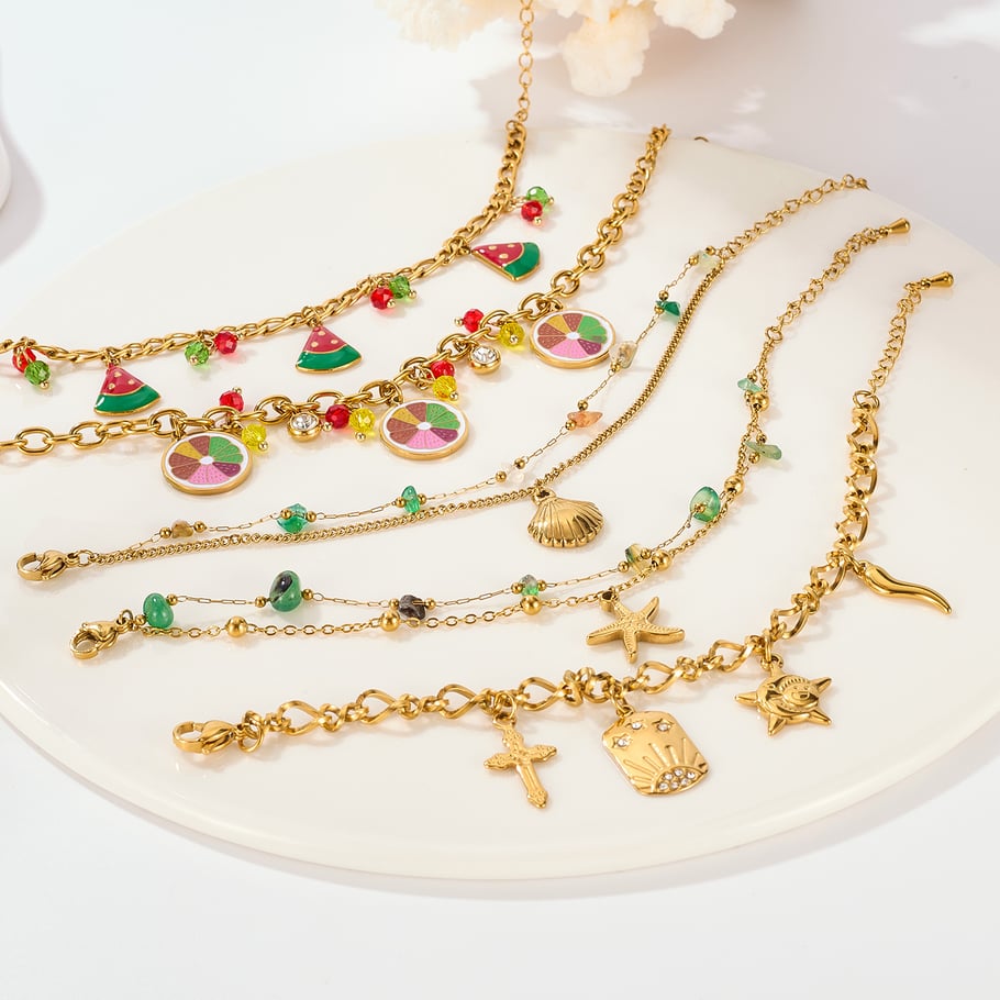 Pulseras con dijes de frutas diarias de acero inoxidable color dorado para mujer. Imagen3