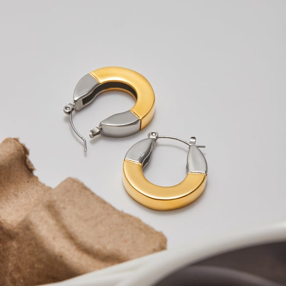 1 Paar moderne geometrische Creolen aus Edelstahl in Goldfarbe für Damen