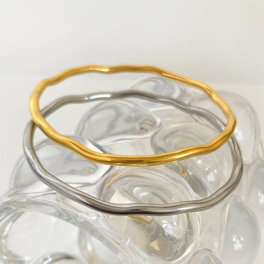 1 brazalete sencillo de acero inoxidable color dorado. Imagen5