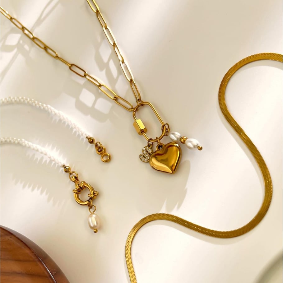 Collana con ciondolo a forma di lettera in acciaio inossidabile color oro con strass, 1 pezzo Immagine4