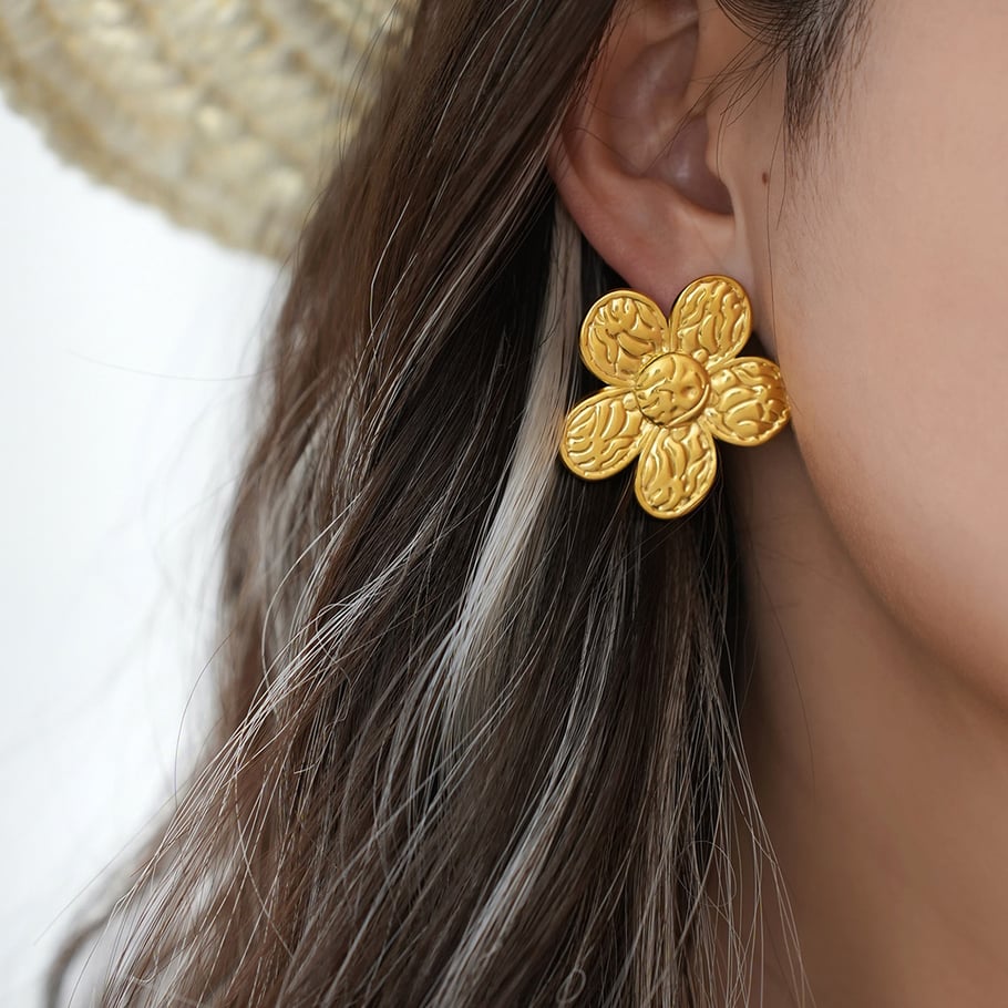 1 par de pendientes sencillos de acero inoxidable dorados con diseño de flores para mujer Imagen6