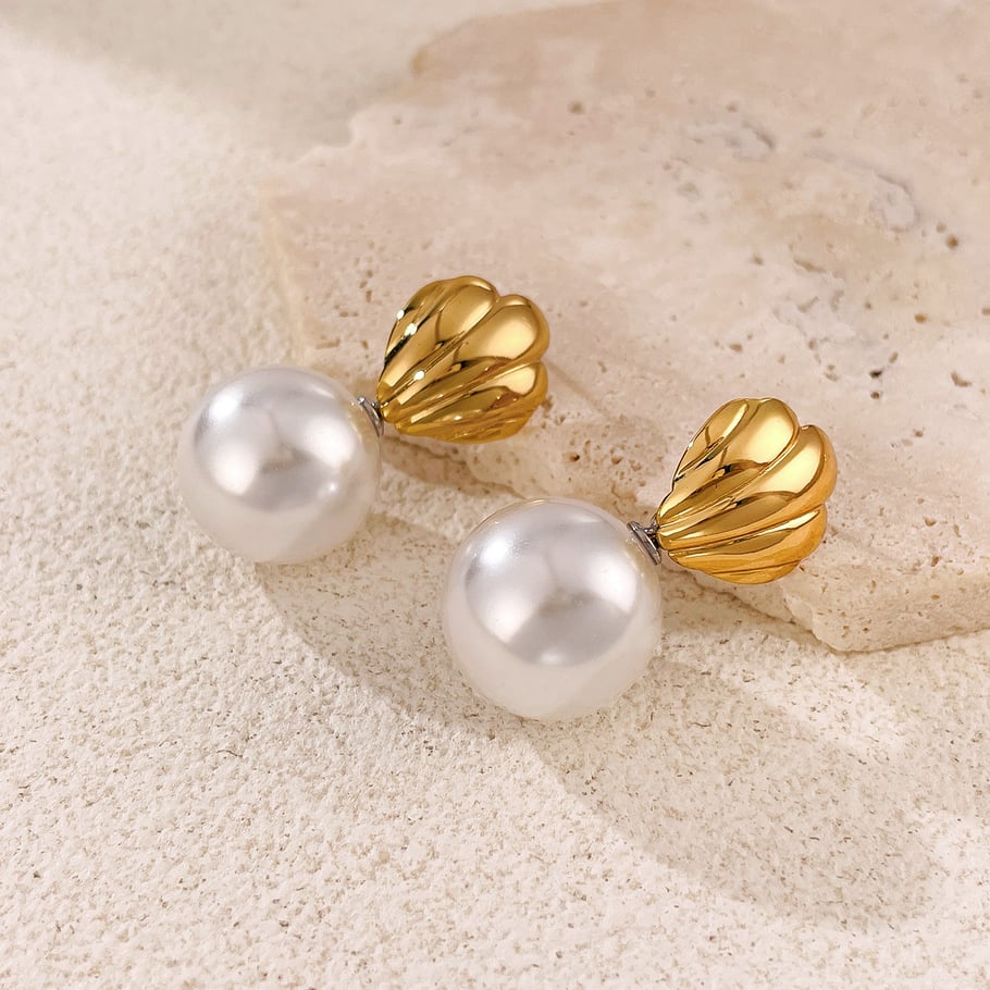 1 paio di orecchini a bottone classici da donna in acciaio inossidabile color oro a forma di conchiglia Immagine4
