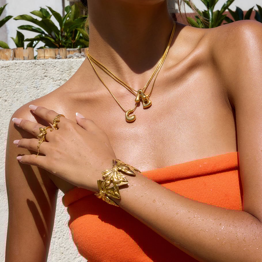 Collar con colgante de letra clásica de acero inoxidable color dorado para mujer, 1 pieza Imagen6