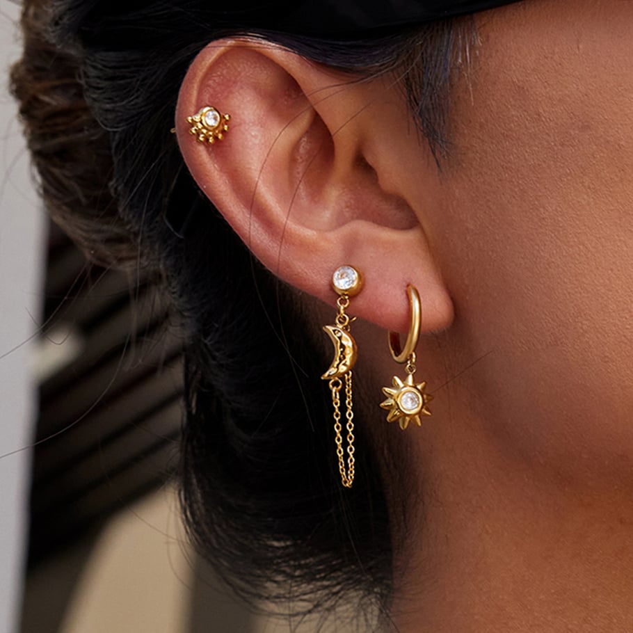1 juego de pendientes elegantes de acero inoxidable color dorado con diseño de sol y luna para mujer. Imagen3
