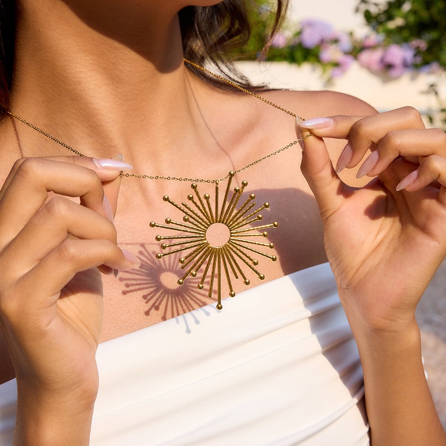 Collier avec pendentif soleil glamour en acier inoxydable couleur or pour femme, 1 pièce Image4