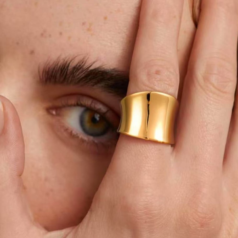 Anillo minimalista de acero inoxidable dorado de 1 pieza con forma irregular simple Imagen3
