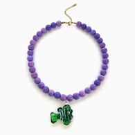Collana con perline rotonde viola e pesce verde (+ scatola di imballaggio) Immagine2