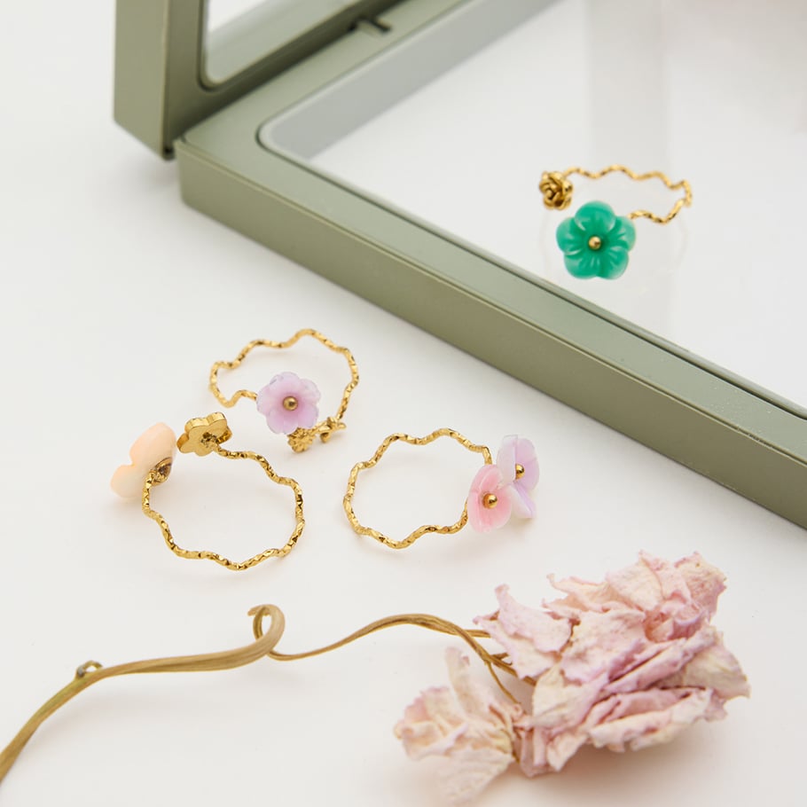 Anillos llamativos de acero inoxidable en color dorado con diseño de flores elegantes de 1 pieza Imagen8